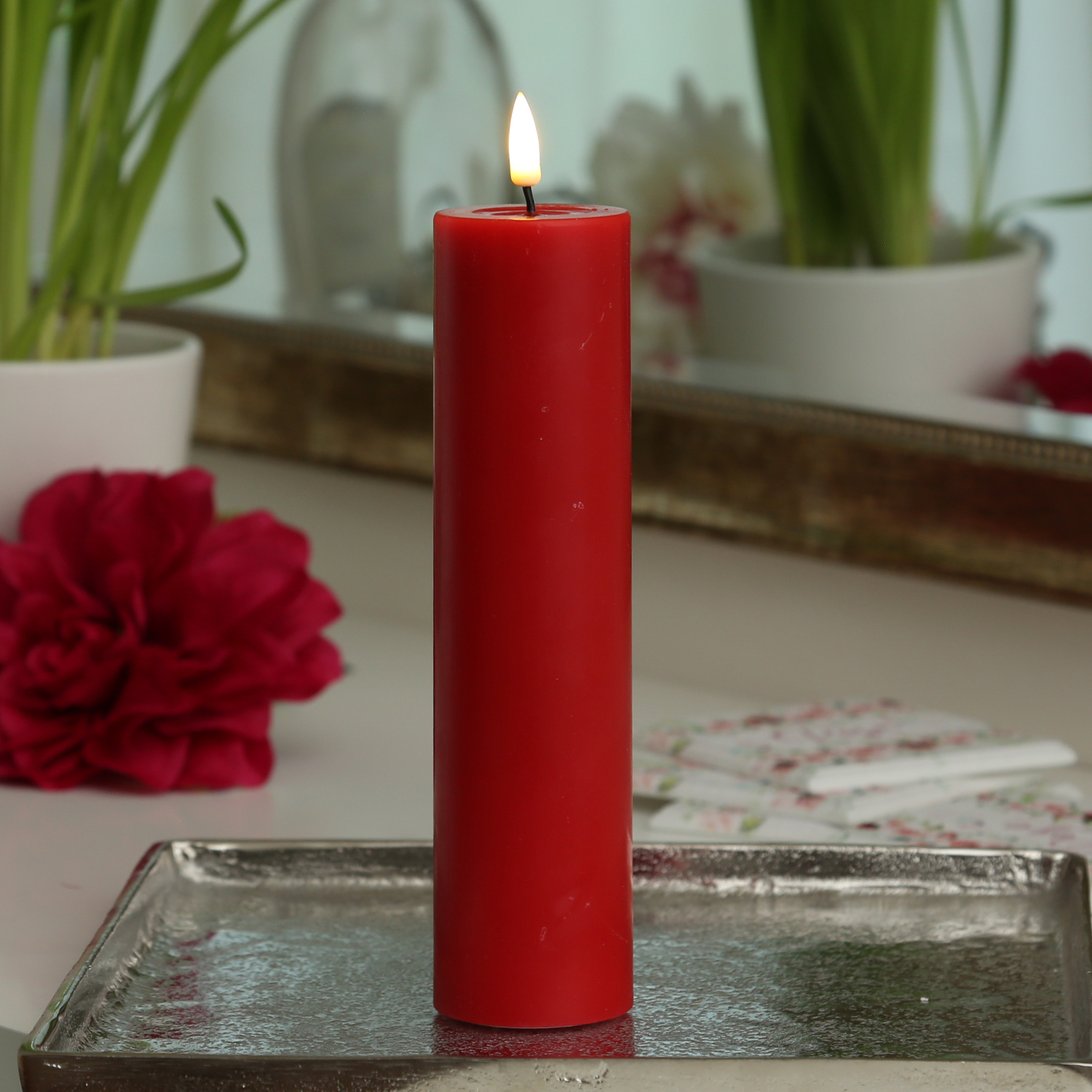 LED Stumpenkerze MIA - Echtwachs - realistische 3D Flamme - H: 20cm - D: 5cm - rot LED Stumpenkerze MIA - Echtwachs - realistische 3D Flamme - H: 20cm - D: 5cm - rot
