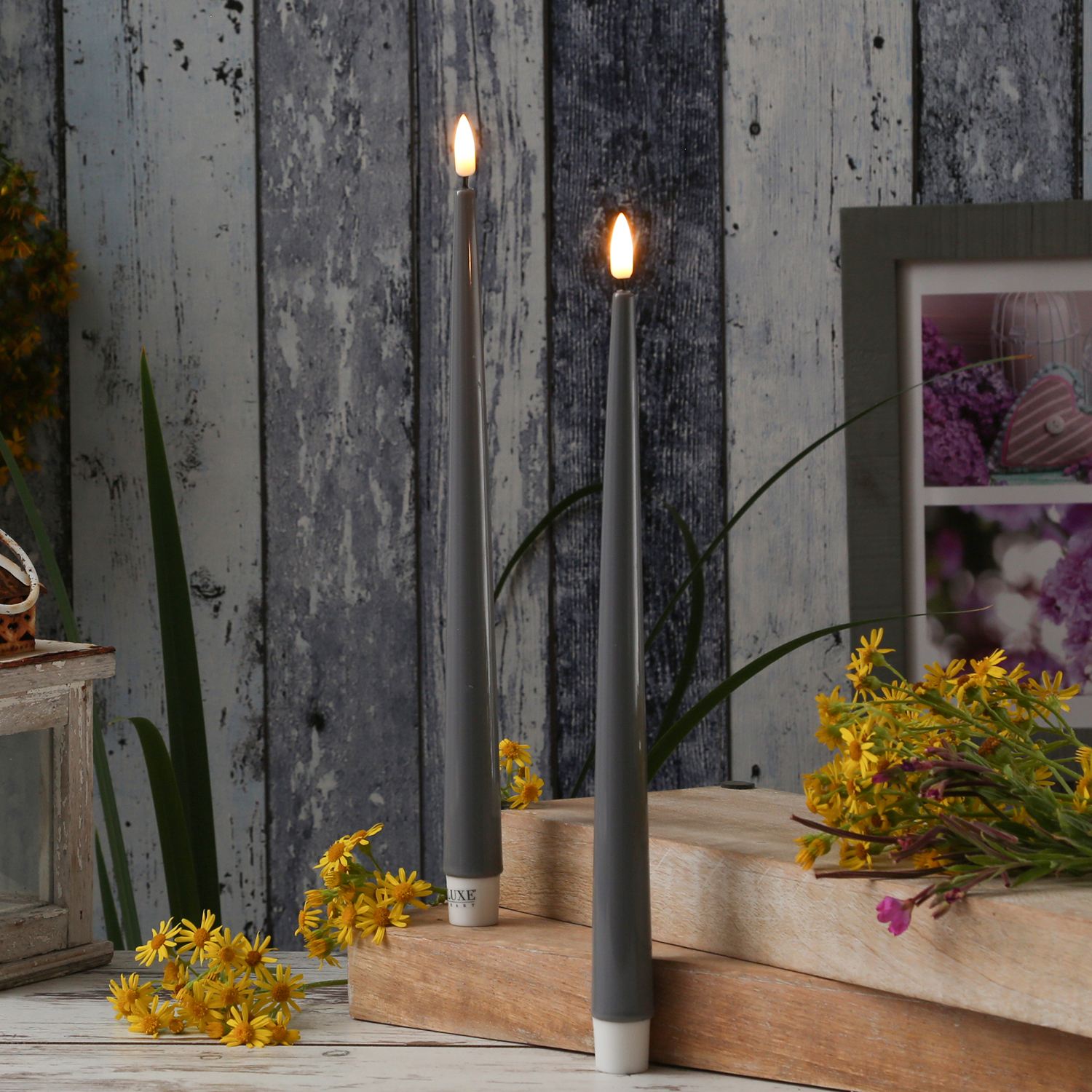 LED Stabkerzen ELLA - Echtwachs - realistische 3D Flamme - H: 28cm - grau - 2 Stück LED Stabkerzen ELLA - Echtwachs - realistische 3D Flamme - H: 28cm - grau - 2 Stück