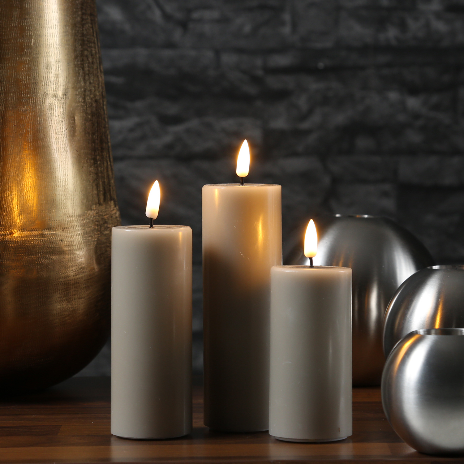 LED Stumpenkerze MIA - Echtwachs - realistische 3D Flamme - H: 10cm - D: 5cm - sand/taupe LED Stumpenkerze MIA - Echtwachs - realistische 3D Flamme - H: 10cm - D: 5cm - sand/taupe