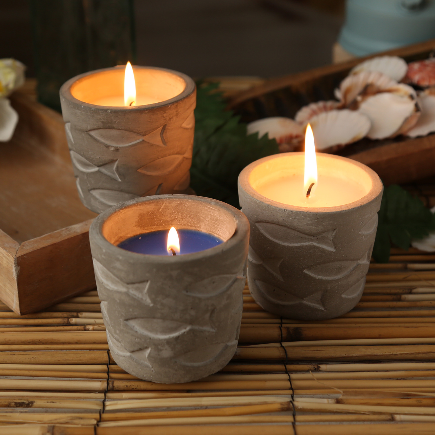 Duftkerze CITRONELLA - Echtwachs in Betontopf - Fischmuster - H: 7cm - gegen Stechmücken - blau