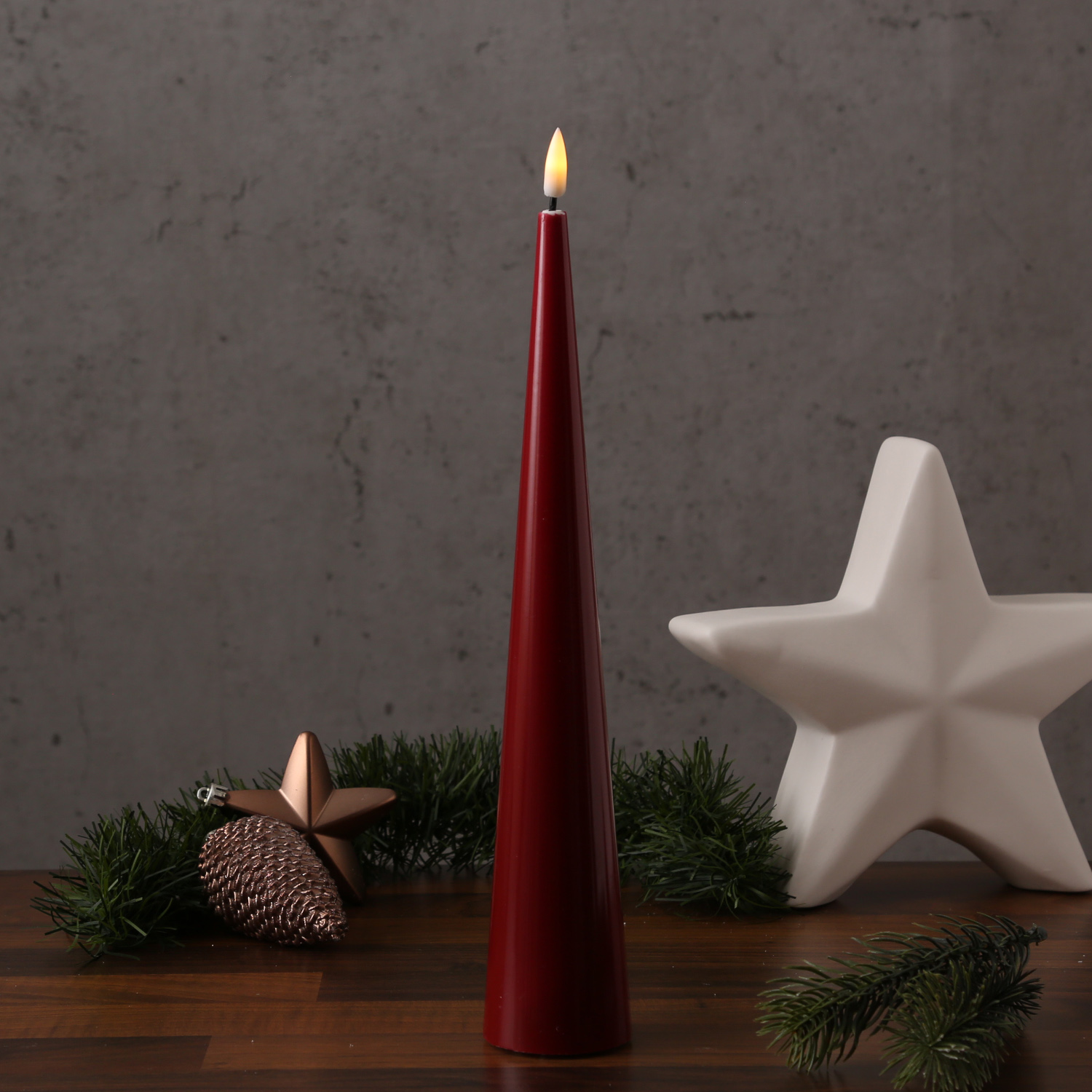 LED Kegelkerze LEA - Echtwachs - realistische 3D Flamme - H: 28cm - Batteriebetrieb - bordeauxrot LED Kegelkerze LEA - Echtwachs - realistische 3D Flamme - H: 28cm - Batteriebetrieb - bordeauxrot