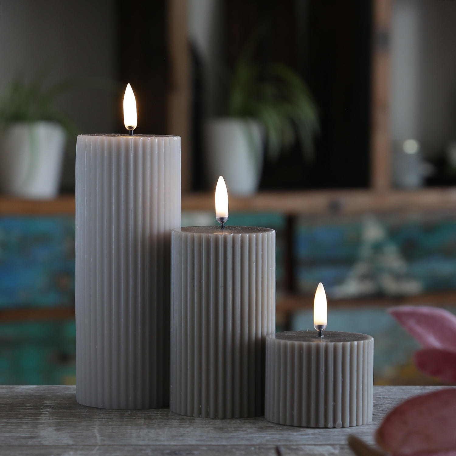LED Kerze THEA - mit Rillen - Echtwachs - 3D Flamme - D: 5,8cm - H: 10,1cm - Timer - sand/taupe