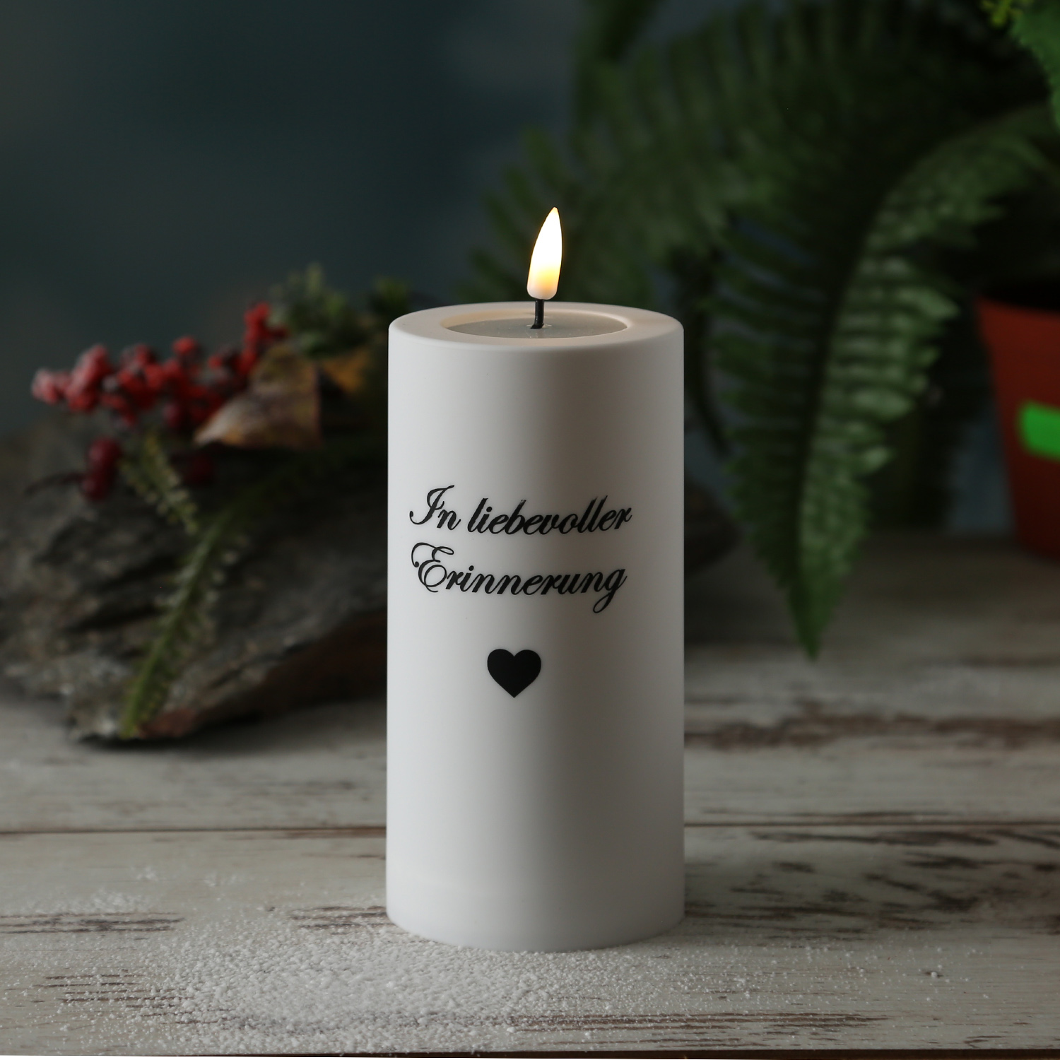 LED Grabkerze MIA - mit Schrift - Grablicht - 3D Flamme - H: 12,5cm - D: 7,5cm - weiß - für Außen LED Grabkerze MIA - mit Schrift - Grablicht - 3D Flamme - H: 12,5cm - D: 7,5cm - weiß - für Außen
