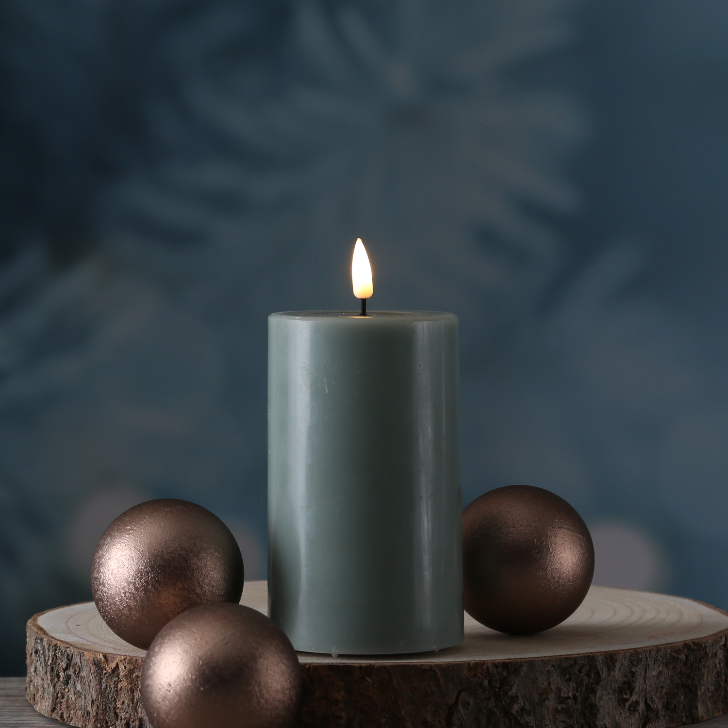 LED Stumpenkerze MIA - Echtwachs - realistische 3D Flamme - H: 12,5cm - D: 7,5cm - salbeigrün LED Stumpenkerze MIA - Echtwachs - realistische 3D Flamme - H: 12,5cm - D: 7,5cm - salbeigrün