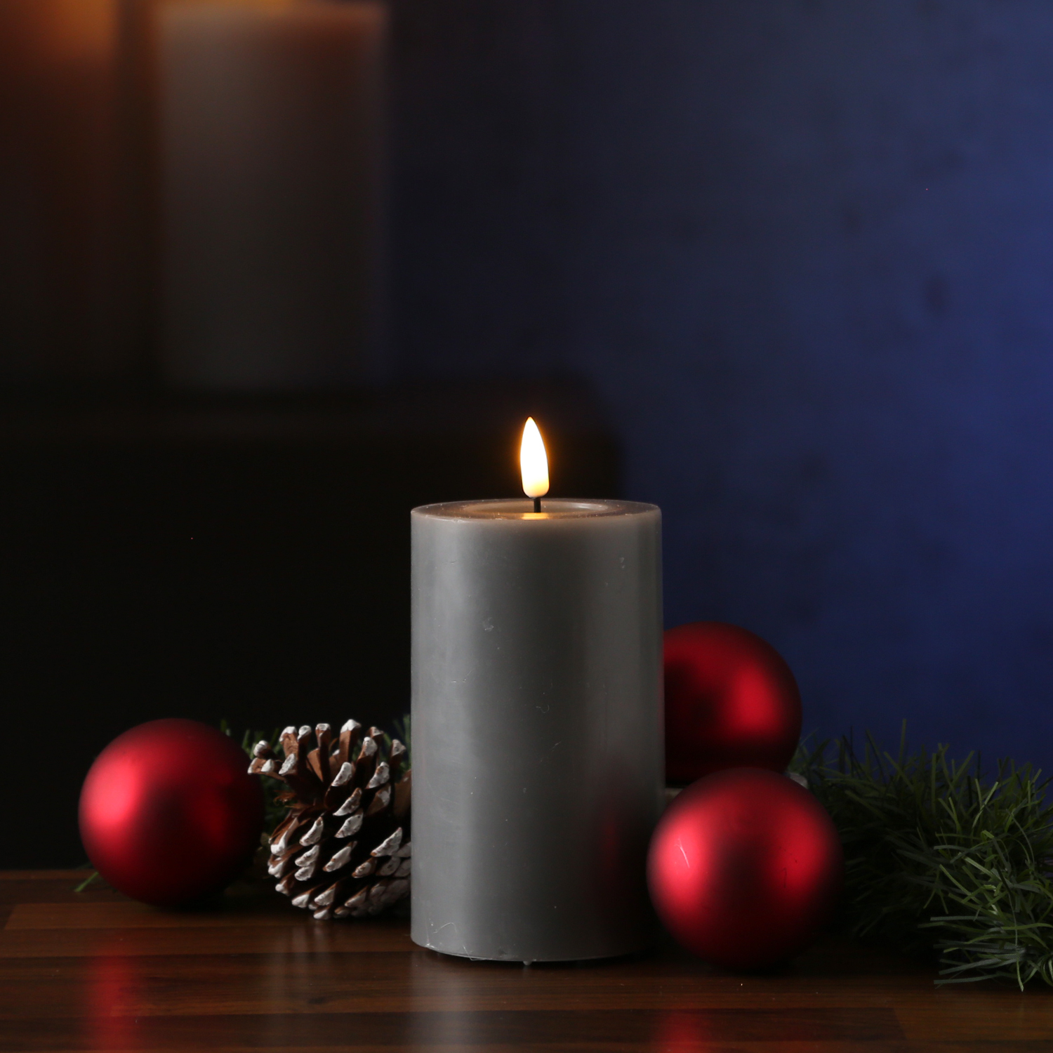 LED Stumpenkerze MIA - Echtwachs - realistische 3D Flamme - H: 12,5cm - Batteriebetrieb - grau LED Stumpenkerze MIA - Echtwachs - realistische 3D Flamme - H: 12,5cm - Batteriebetrieb - grau