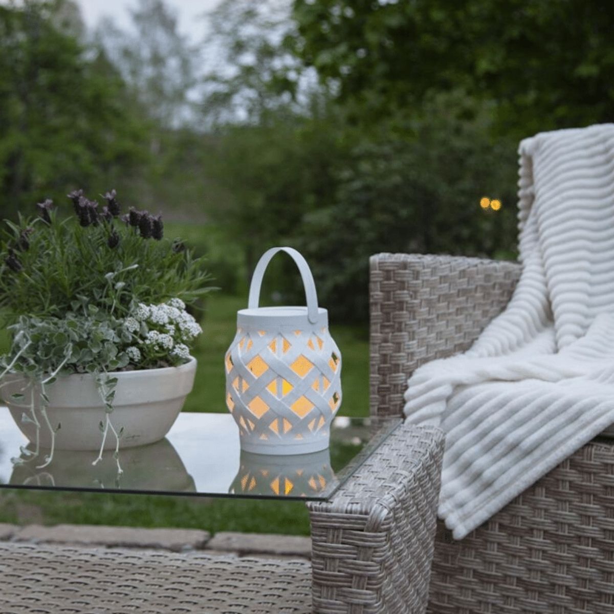 LED Laterne "Flame" - LED mit bewegtem Feuereffekt - H: 16cm, D: 14cm - Timer - weiß LED Laterne "Flame" - LED mit bewegtem Feuereffekt - H: 16cm, D: 14cm - Timer - weiß