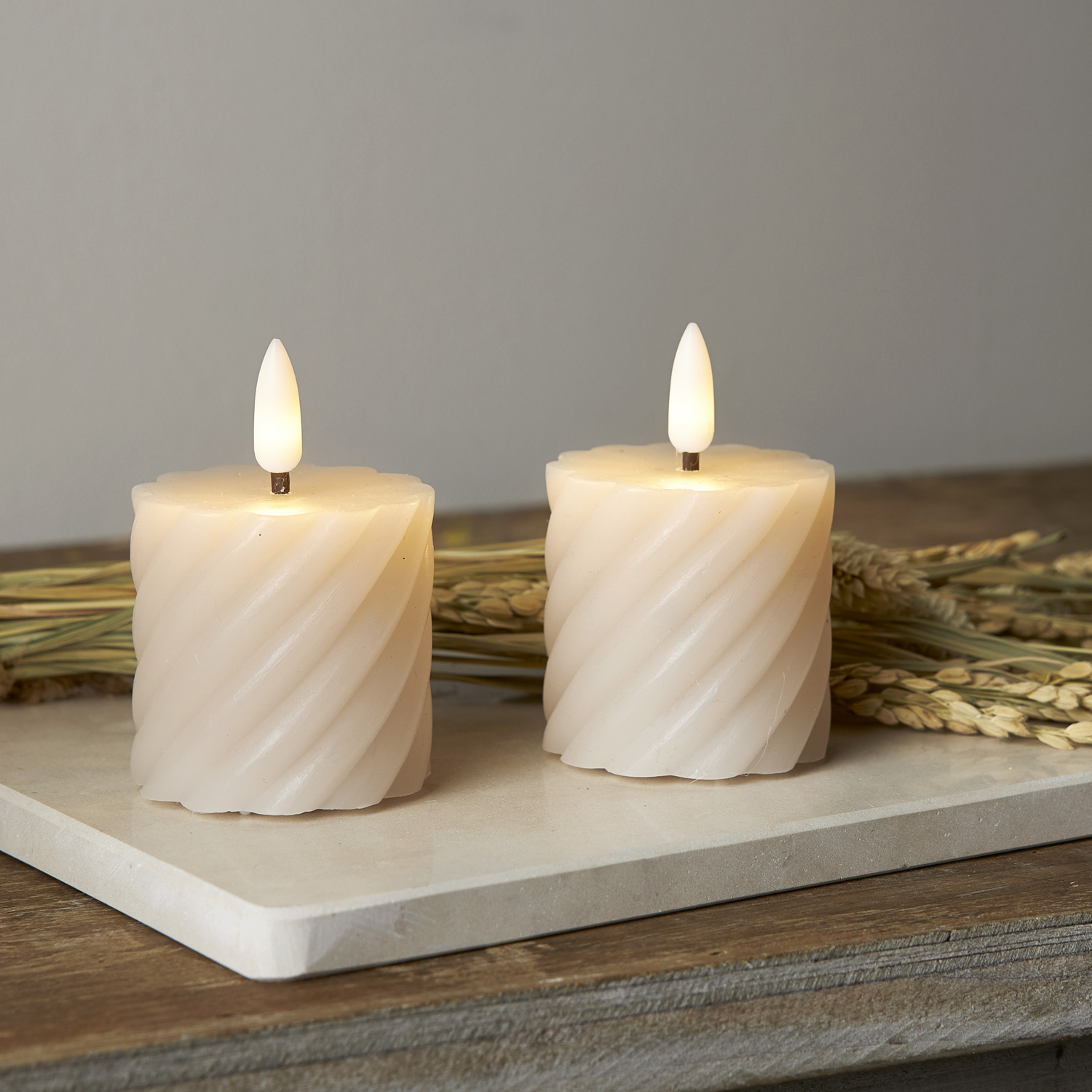 LED Stumpenkerze SWIRL - Echtwachs - warmweiße3D Flamme - 7,5cm - Batterie - Timer - beige - 2er Set