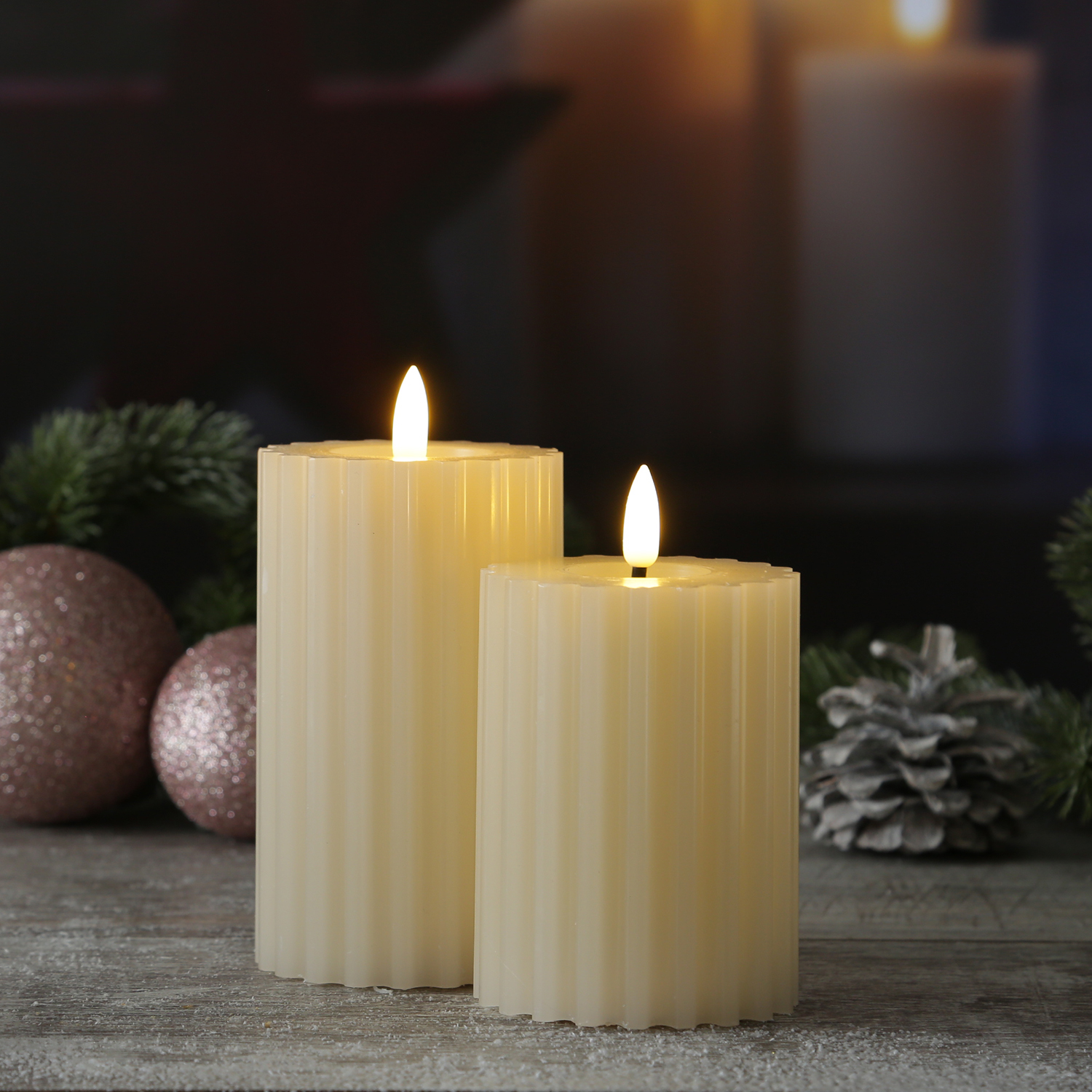 LED Kerze LIV - gerillt - Echtwachs - warmweiße 3D Flamme - H: 12cm - D: 7,5cm - Timer - creme LED Kerze LIV - gerillt - Echtwachs - warmweiße 3D Flamme - H: 12cm - D: 7,5cm - Timer - creme