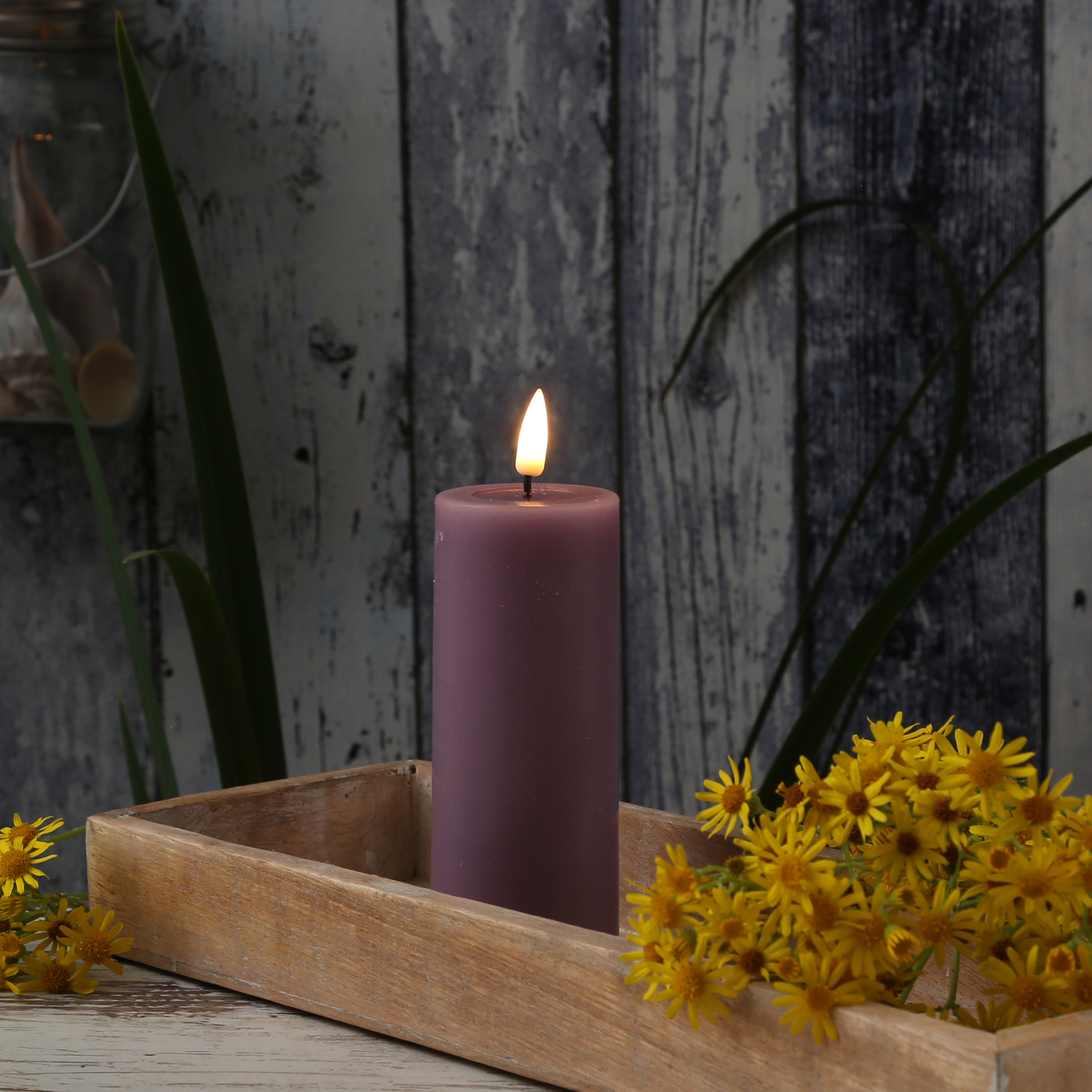 LED Stumpenkerze MIA - Echtwachs - realistische 3D Flamme - H: 10cm - D: 5cm - flieder LED Stumpenkerze MIA - Echtwachs - realistische 3D Flamme - H: 10cm - D: 5cm - flieder