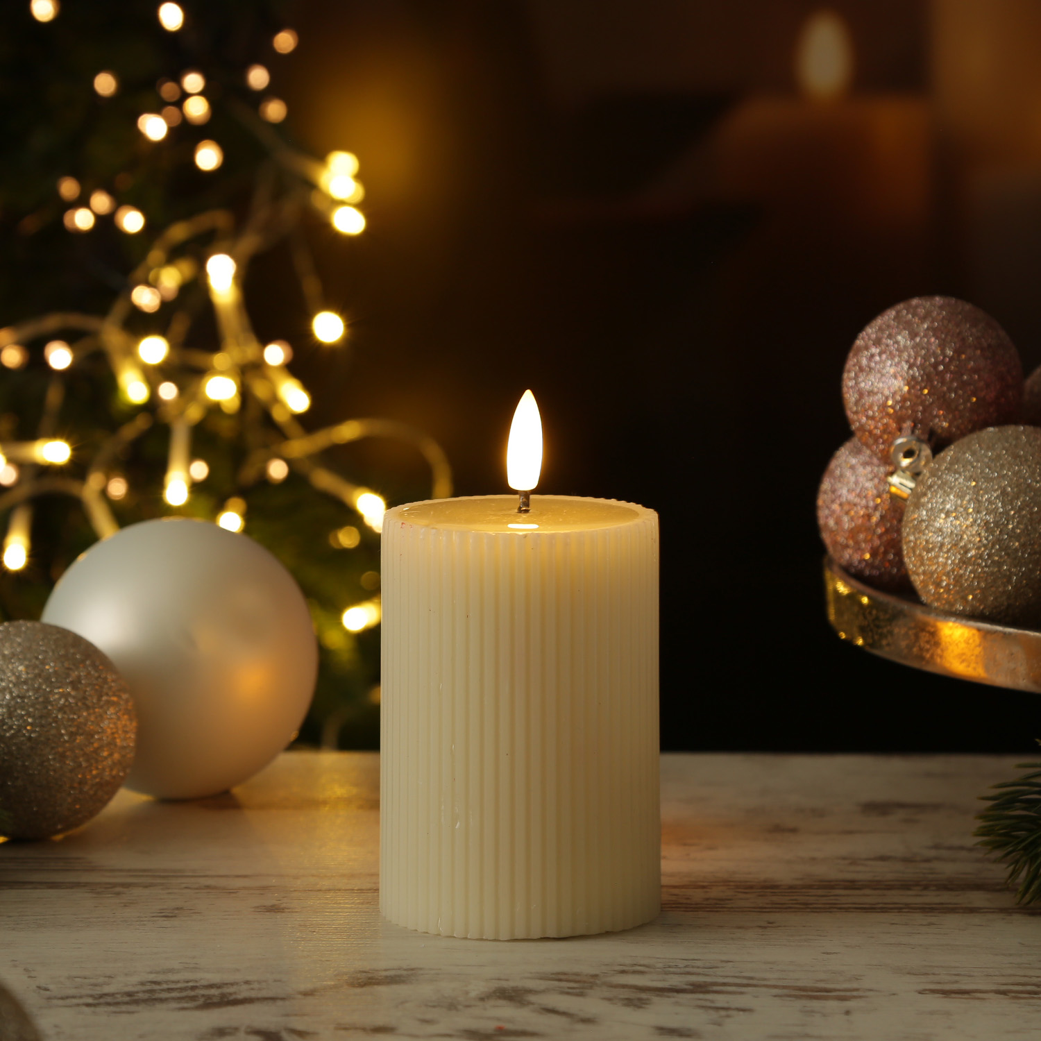 LED Kerze LIV - gerillt - Echtwachs - warmweiße 3D Flamme - H: 13cm - D: 7cm - Timer - creme LED Kerze LIV - gerillt - Echtwachs - warmweiße 3D Flamme - H: 13cm - D: 7cm - Timer - creme