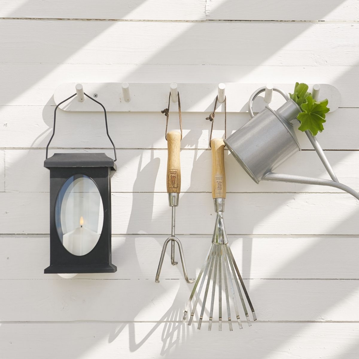 LED Laterne "Flamme" - inkl. LED Kerze - H: 23cm, D: 13,5cm - Batteriebetrieb - Timer - schwarz LED Laterne "Flamme" - inkl. LED Kerze - H: 23cm, D: 13,5cm - Batteriebetrieb - Timer - schwarz