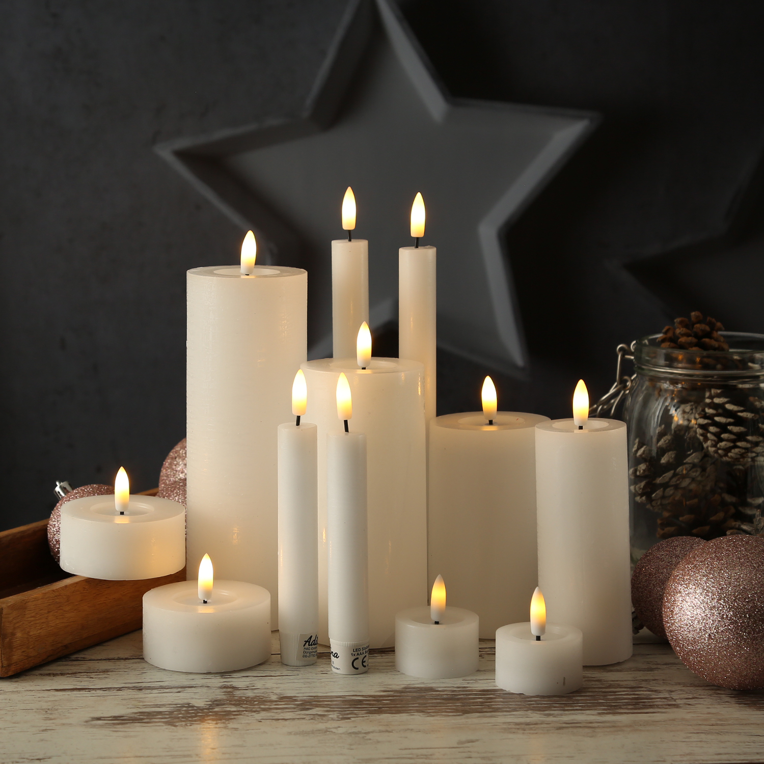 LED Kerze LINA - Rustik-Optik - Echtwachs - 3D Flamme - H: 12,5cm - D: 5cm - Batterie - Timer - weiß