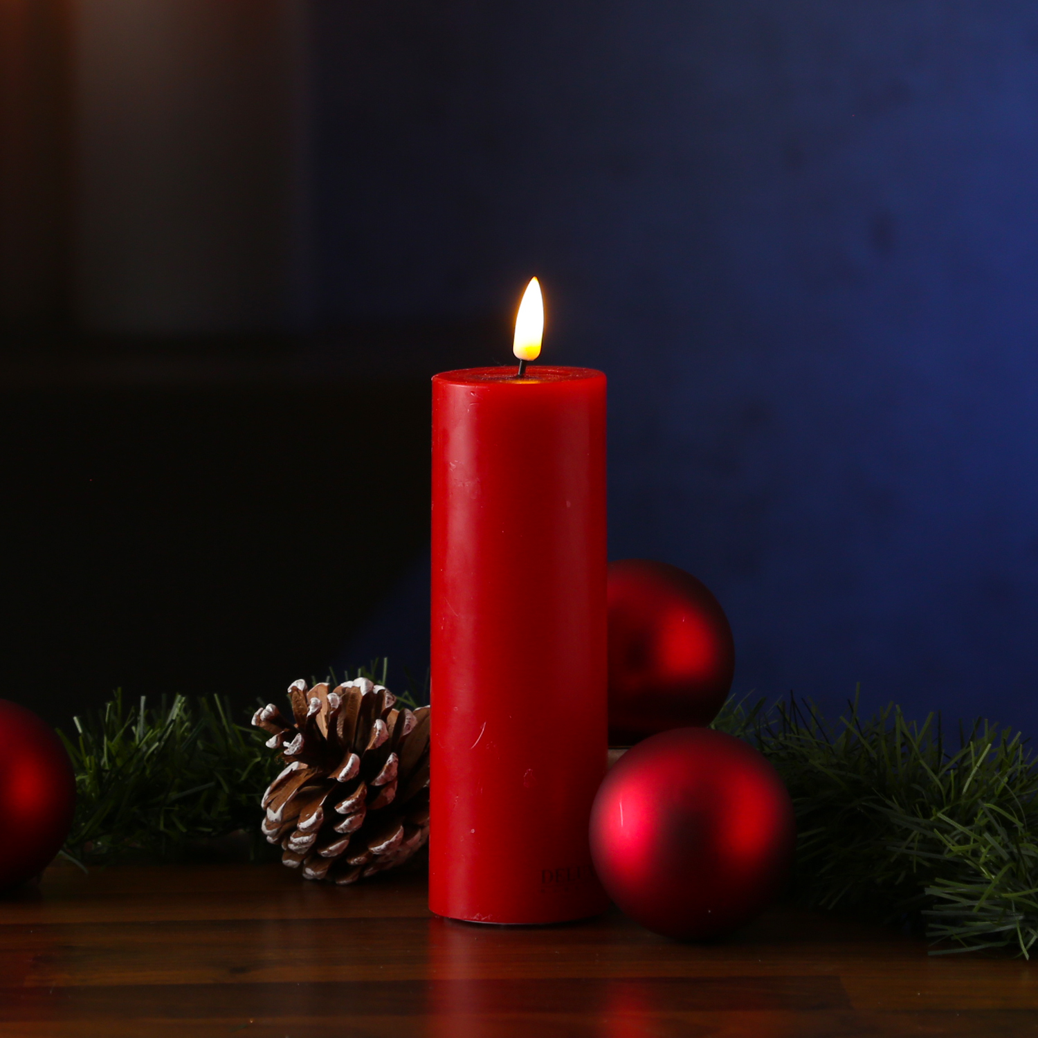 LED Stumpenkerze MIA - Echtwachs - realistische 3D Flamme - H: 15cm - D: 5cm - rot LED Stumpenkerze MIA - Echtwachs - realistische 3D Flamme - H: 15cm - D: 5cm - rot