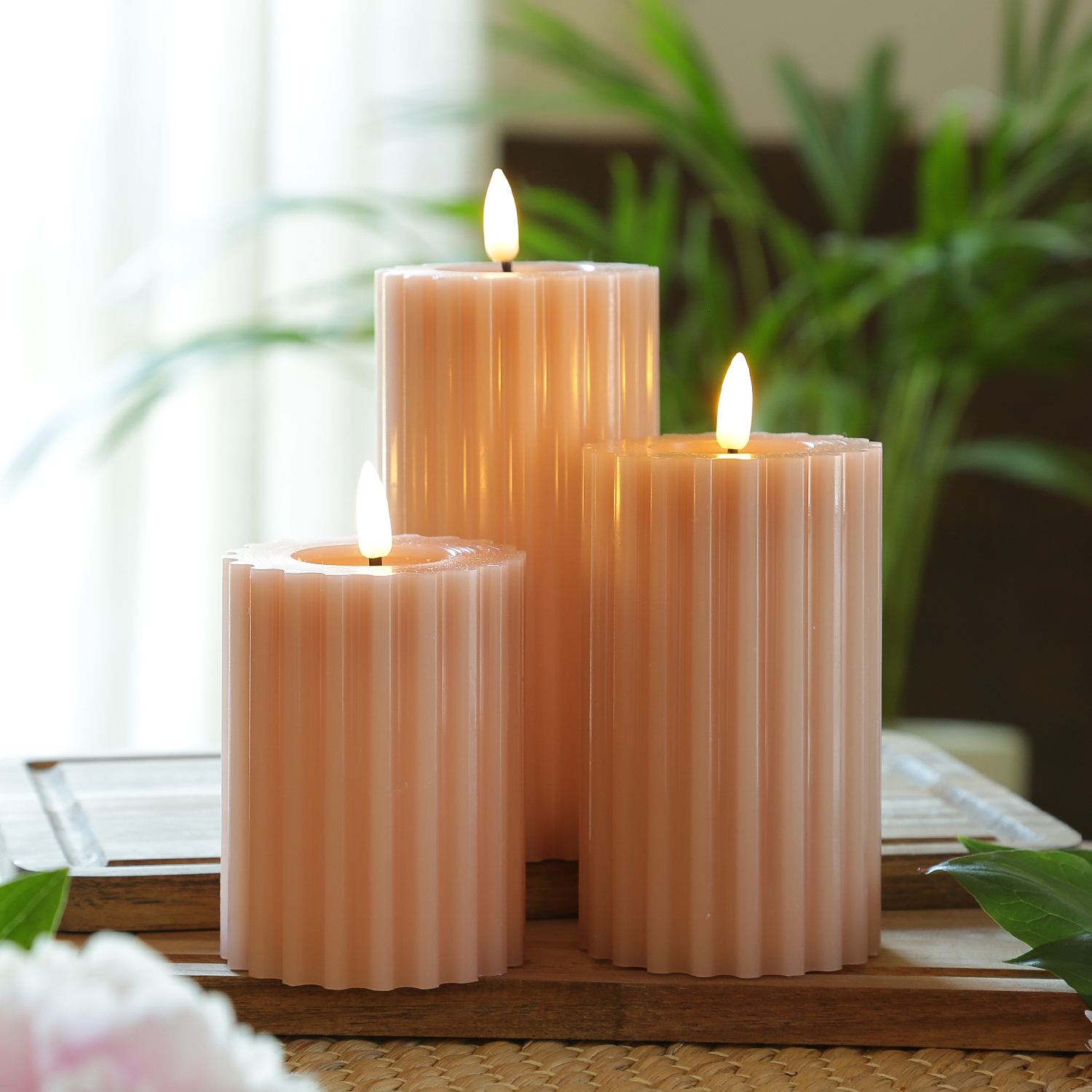 LED Kerze LIV - gerillt - Echtwachs - warmweiße 3D Flamme - H: 12cm - D: 7,5cm - Timer - altrosa LED Kerze LIV - gerillt - Echtwachs - warmweiße 3D Flamme - H: 12cm - D: 7,5cm - Timer - altrosa