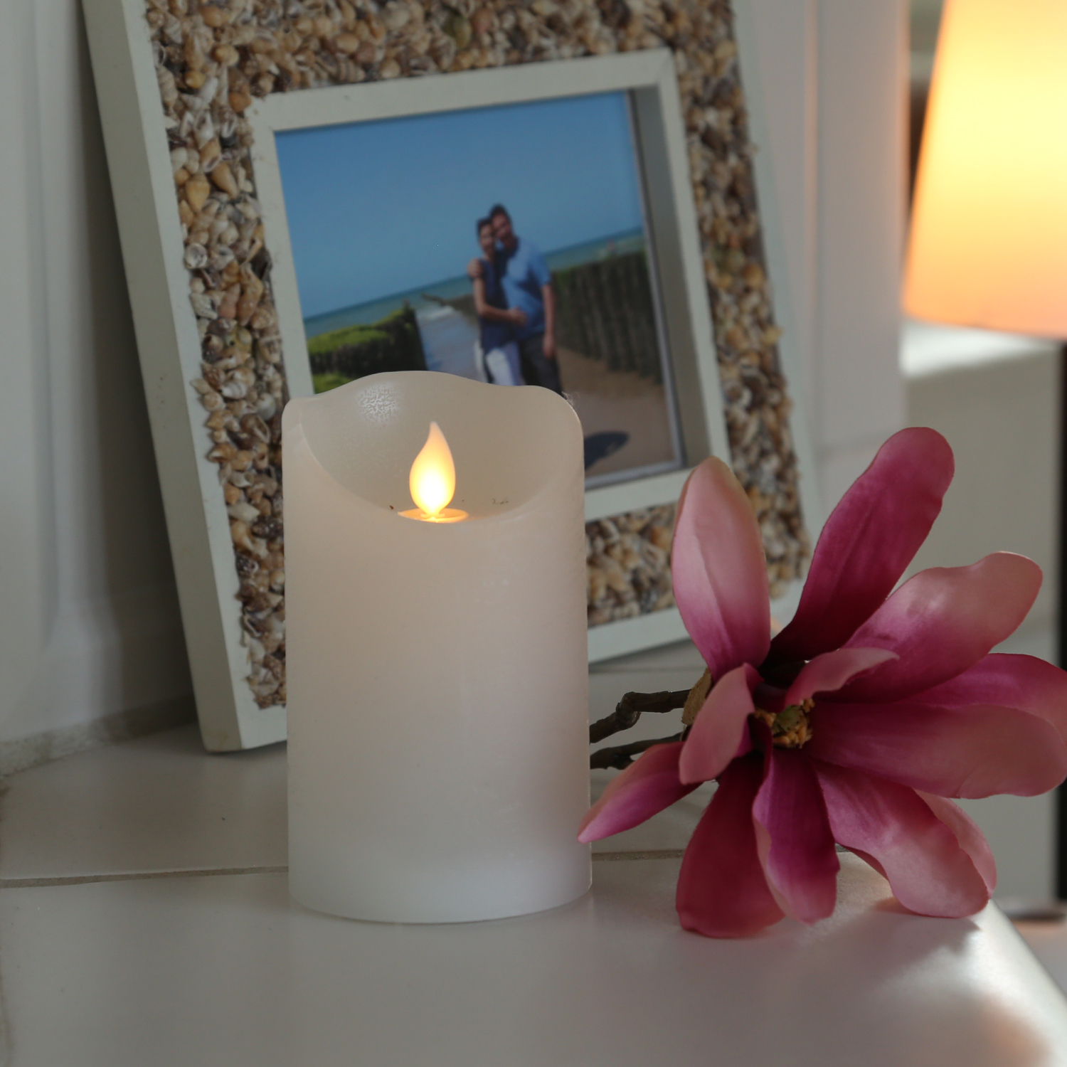 LED Kerze M-TWINKLE - Echtwachs - mechanisch bewegte Flamme - H: 12,5cm - D: 7,5cm - Timer - weiß LED Kerze M-TWINKLE - Echtwachs - mechanisch bewegte Flamme - H: 12,5cm - D: 7,5cm - Timer - weiß