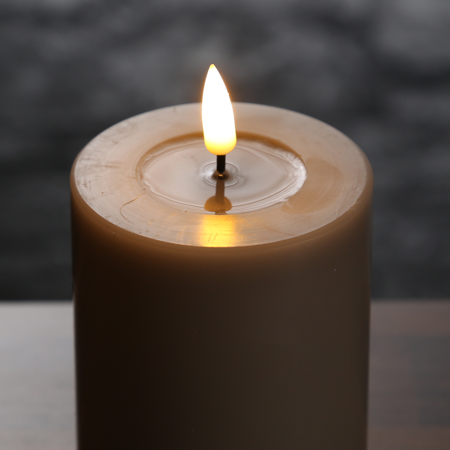 LED Stumpenkerze MIA - Echtwachs - realistische 3D Flamme - H: 20cm - D: 10cm - sand/taupe LED Stumpenkerze MIA - Echtwachs - realistische 3D Flamme - H: 20cm - D: 10cm - sand/taupe