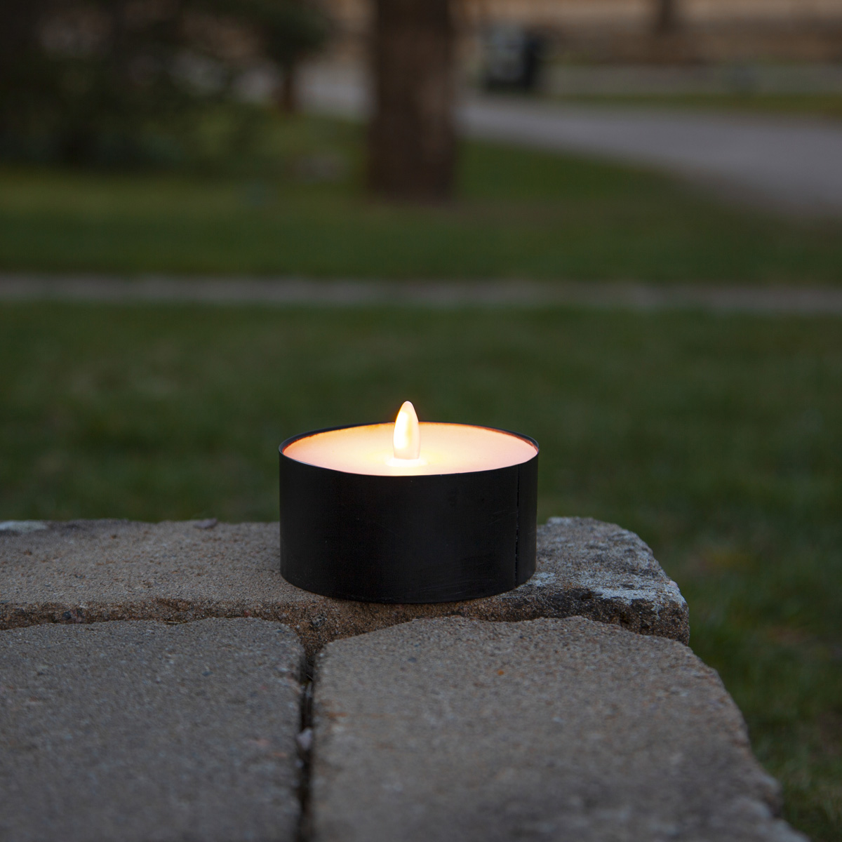 XXL LED Teelicht - gelbe LED - H: 7cm, D: 10cm  - Batteriebetrieb - Timer - Outdoor - schwarz XXL LED Teelicht - gelbe LED - H: 7cm, D: 10cm  - Batteriebetrieb - Timer - Outdoor - schwarz