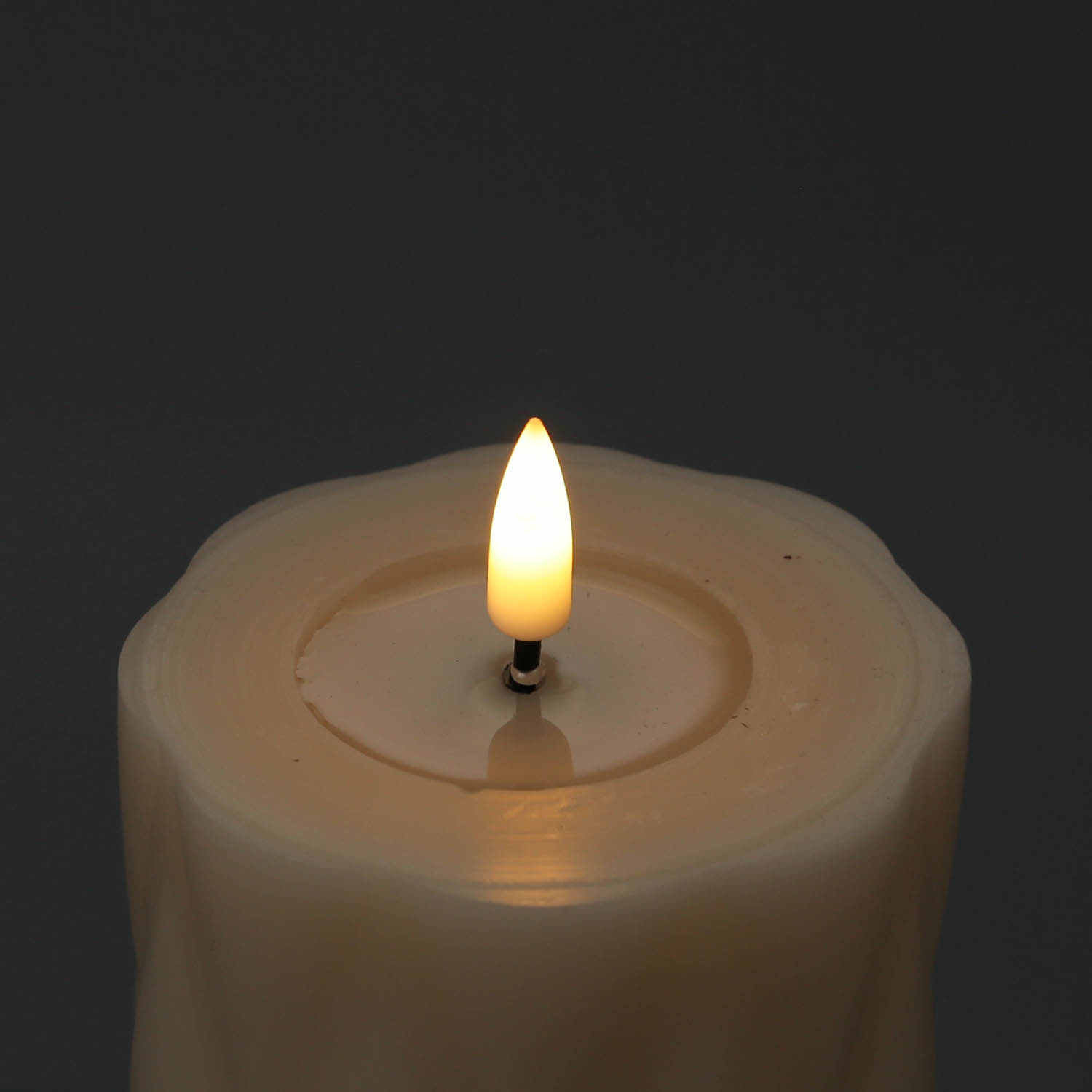 LED Stumpenkerze MIA - Rautenmuster - Echtwachs - 3D Flamme - H: 10cm - D: 7,5cm - creme