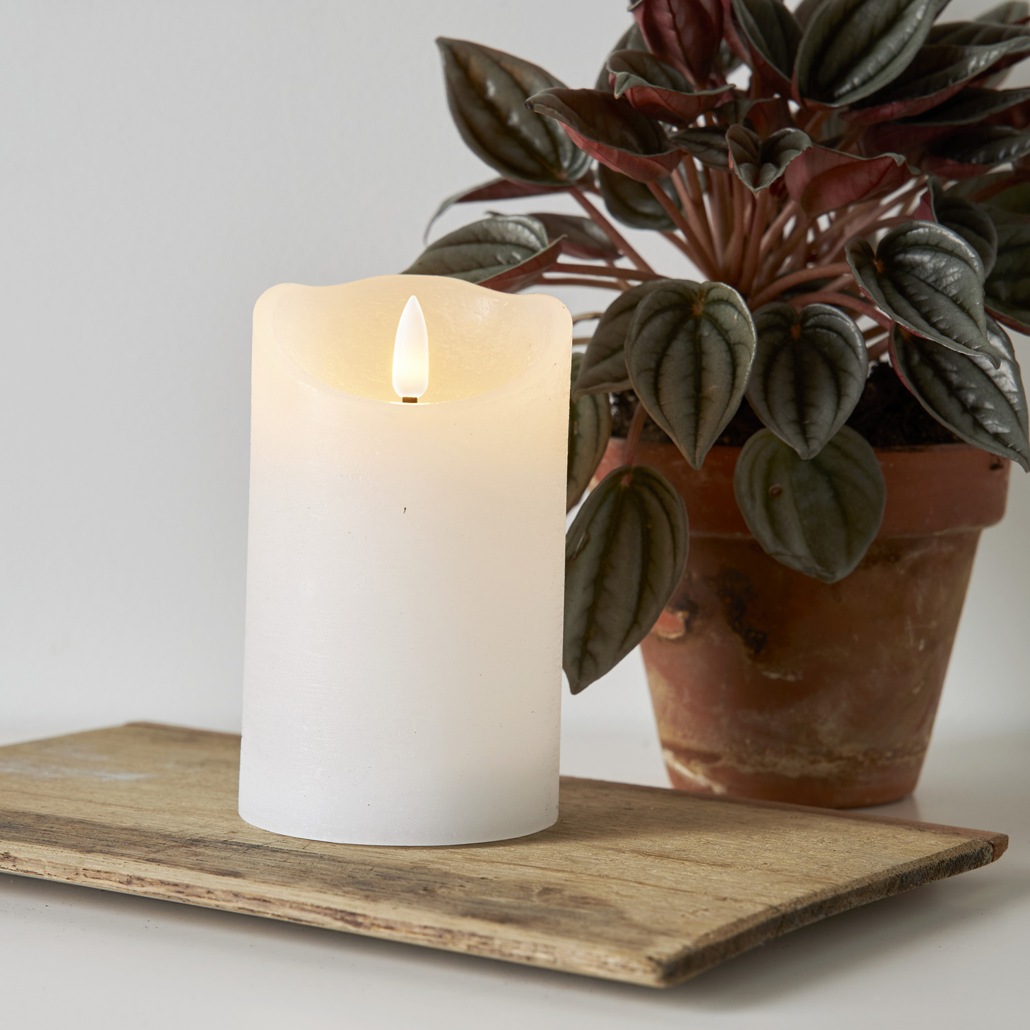 LED Stumpenkerze RUSTIC - Echtwachs - warmweiße 3D Flamme - H: 12,5cm - Batterie - Timer - weiß LED Stumpenkerze RUSTIC - Echtwachs - warmweiße 3D Flamme - H: 12,5cm - Batterie - Timer - weiß