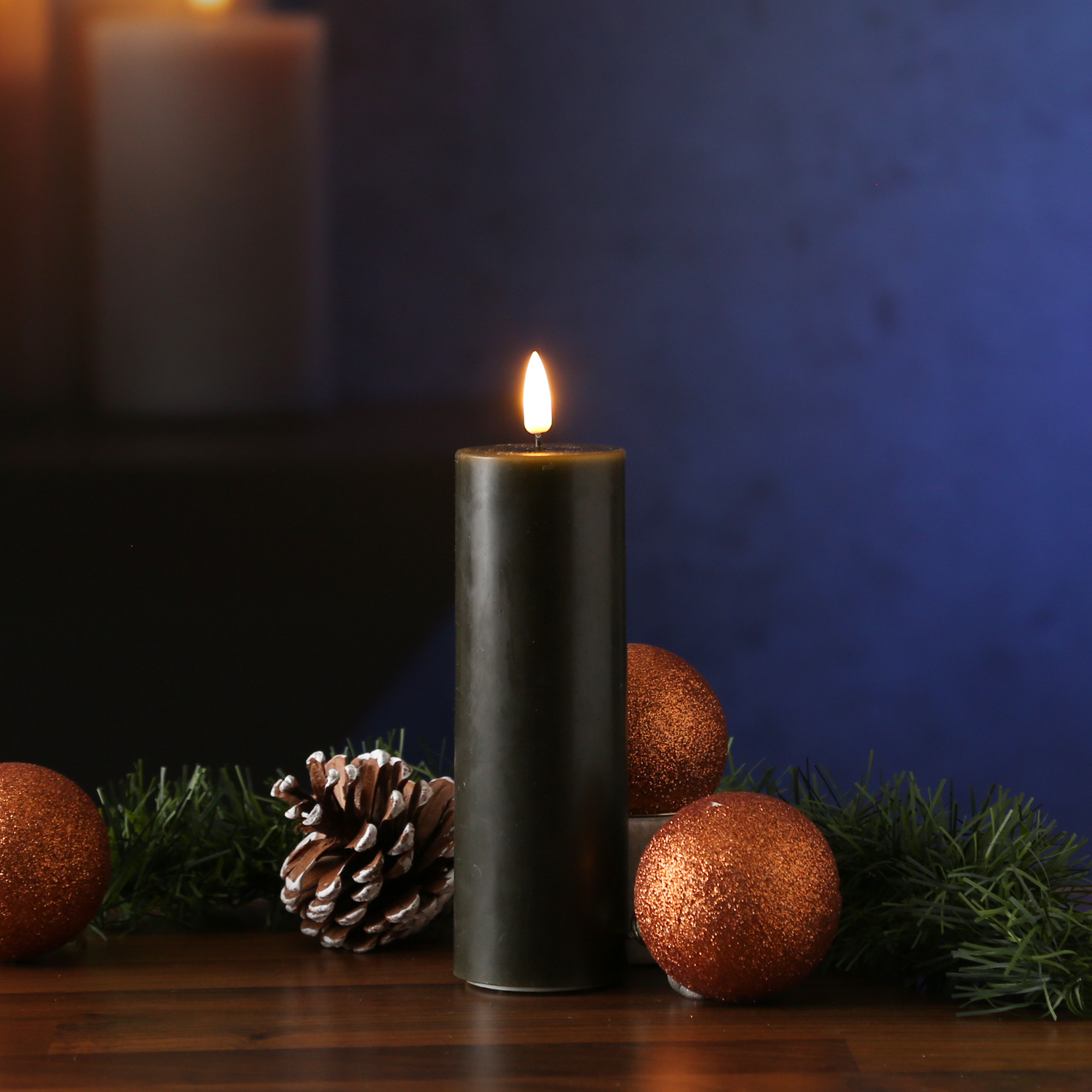 LED Stumpenkerze MIA - Echtwachs - realistische 3D Flamme - H: 15cm - D: 5cm - dunkelgrün LED Stumpenkerze MIA - Echtwachs - realistische 3D Flamme - H: 15cm - D: 5cm - dunkelgrün