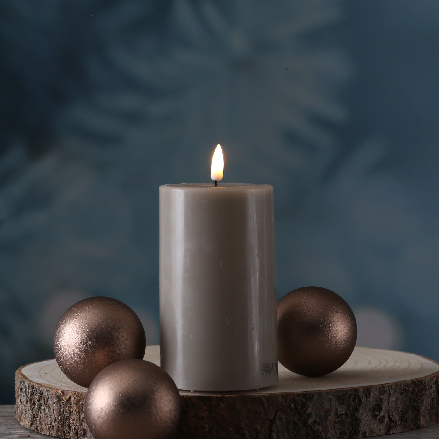 LED Stumpenkerze MIA - Echtwachs - realistische 3D Flamme - H: 12,5cm - D: 7,5cm - sand/taupe LED Stumpenkerze MIA - Echtwachs - realistische 3D Flamme - H: 12,5cm - D: 7,5cm - sand/taupe