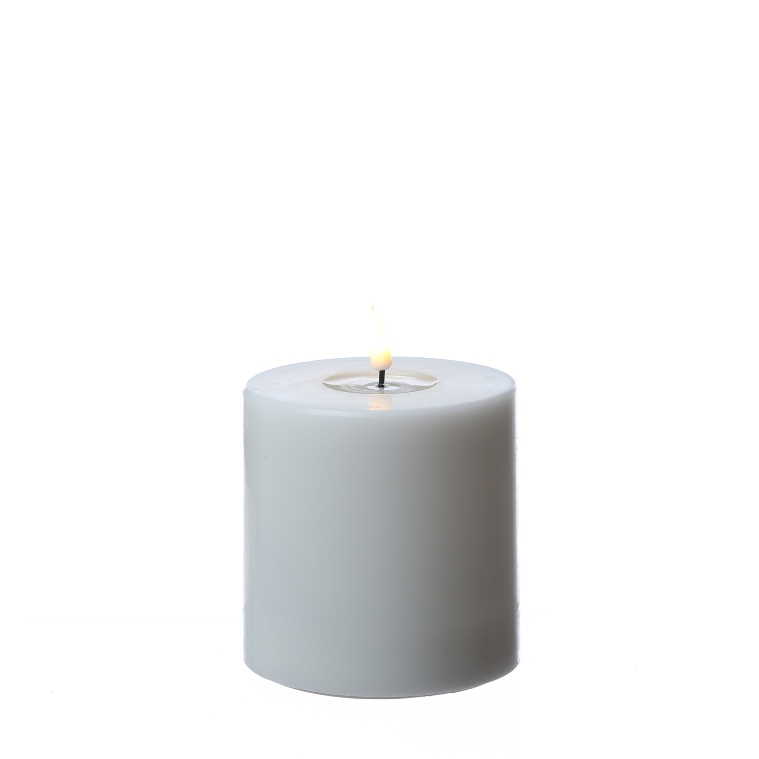 LED Stumpenkerze MIA - Echtwachs - realistische 3D Flamme - H: 10cm D: 10cm - Batteriebetrieb - weiß LED Stumpenkerze MIA - Echtwachs - realistische 3D Flamme - H: 10cm D: 10cm - Batteriebetrieb - weiß