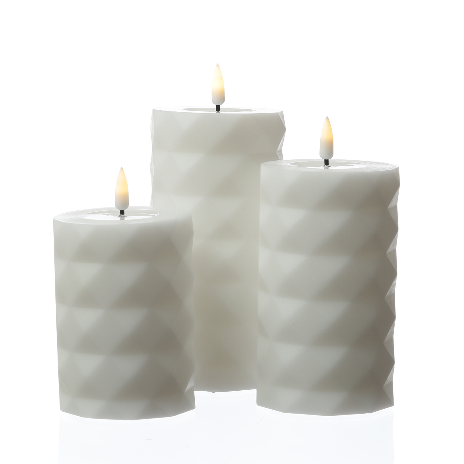 LED Stumpenkerze MIA - Rautenmuster - Echtwachs - 3D Flamme - H: 12,5cm - D: 7,5cm - weiß LED Stumpenkerze MIA - Rautenmuster - Echtwachs - 3D Flamme - H: 12,5cm - D: 7,5cm - weiß