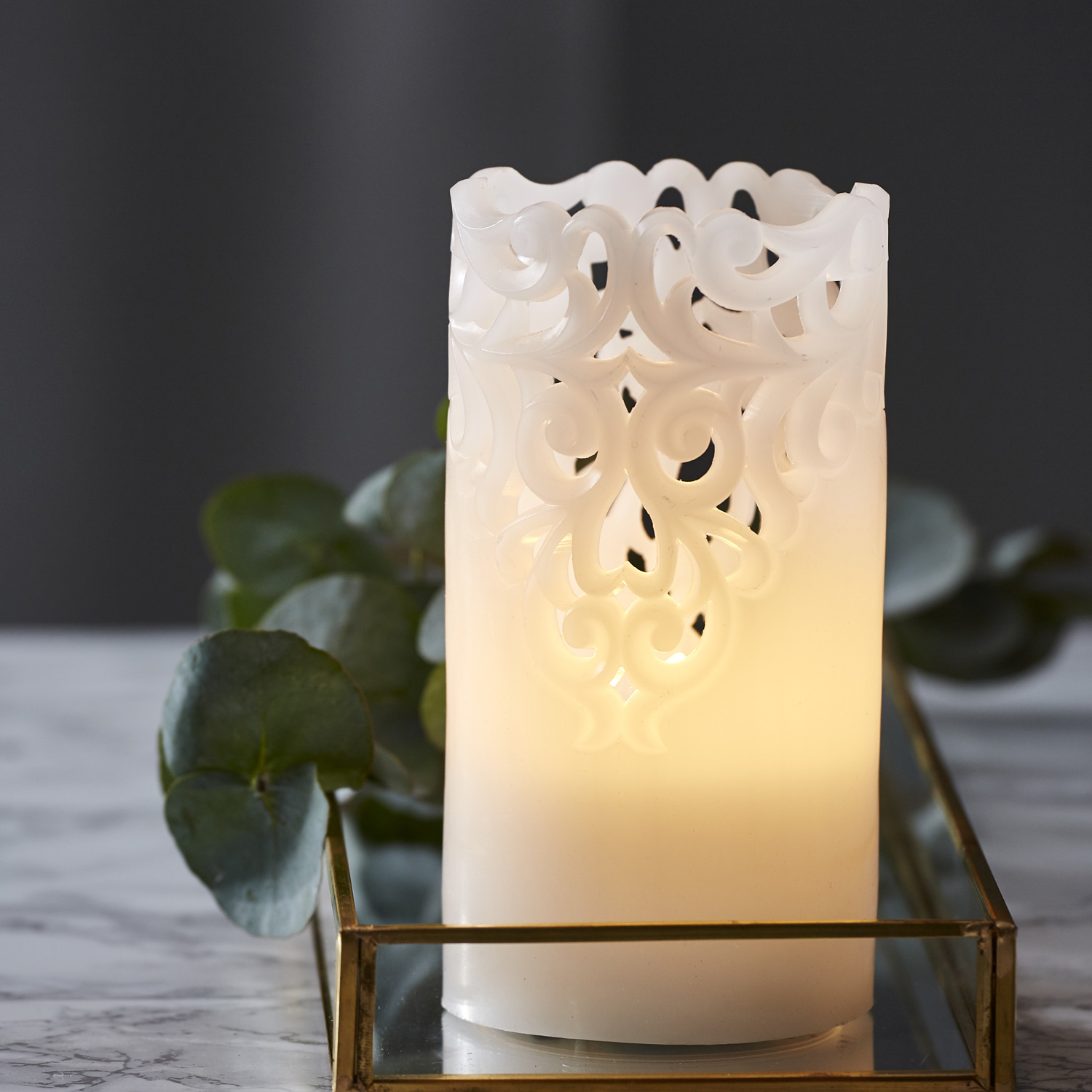 LED Stumpenkerze "Clary" - Echtwachs - Spitzenmuster - warmweiße Flamme - H: 15cm - Timer - weiß LED Stumpenkerze "Clary" - Echtwachs - Spitzenmuster - warmweiße Flamme - H: 15cm - Timer - weiß