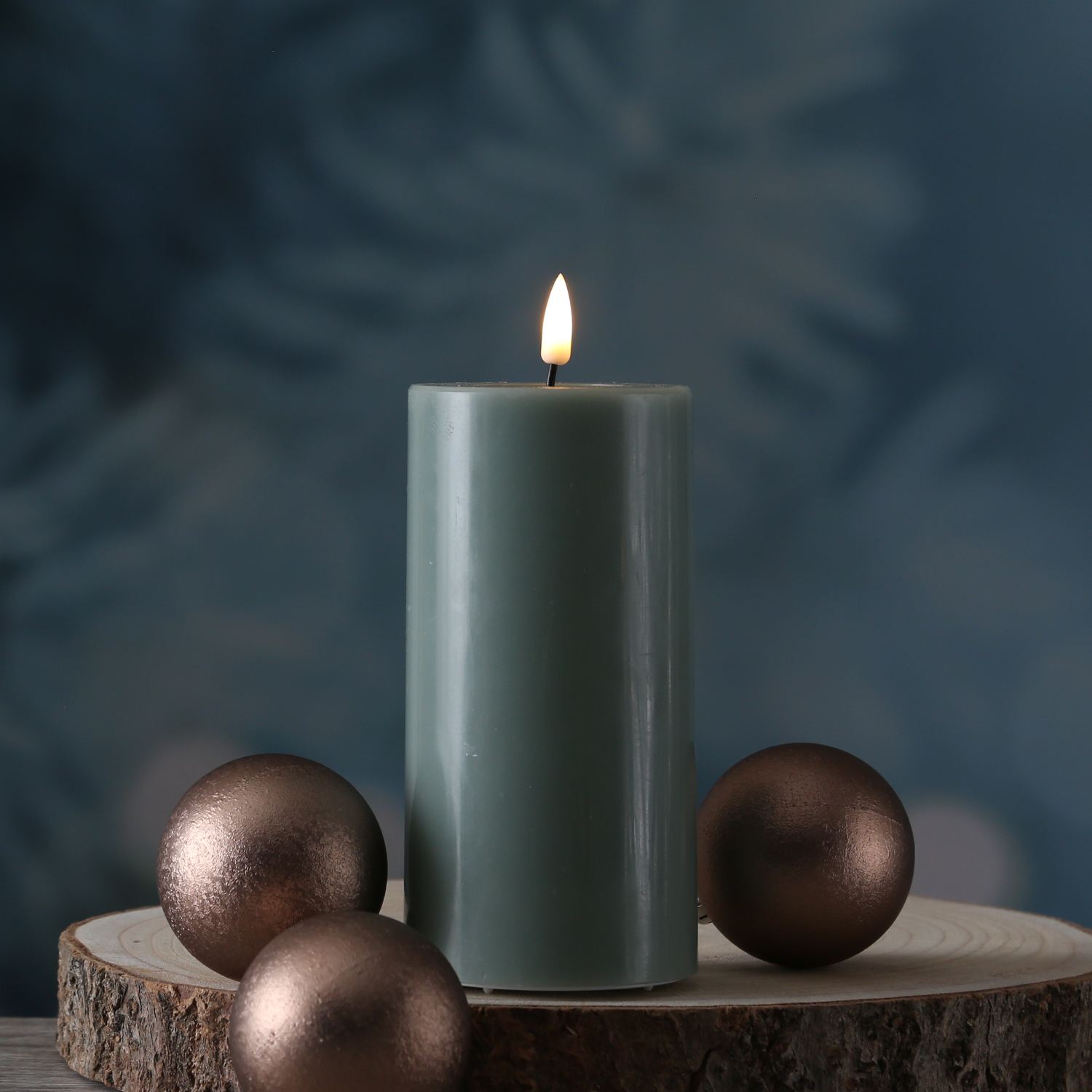 LED Stumpenkerze MIA - Echtwachs - realistische 3D Flamme - H: 15cm - D: 7,5cm - salbeigrün LED Stumpenkerze MIA - Echtwachs - realistische 3D Flamme - H: 15cm - D: 7,5cm - salbeigrün