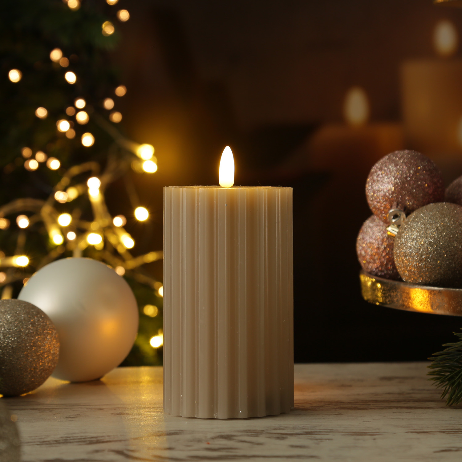 LED Kerze LIV - gerillt - Echtwachs - warmweiße 3D Flamme - H: 14,5cm - D: 7,5cm - Timer - grau LED Kerze LIV - gerillt - Echtwachs - warmweiße 3D Flamme - H: 14,5cm - D: 7,5cm - Timer - grau