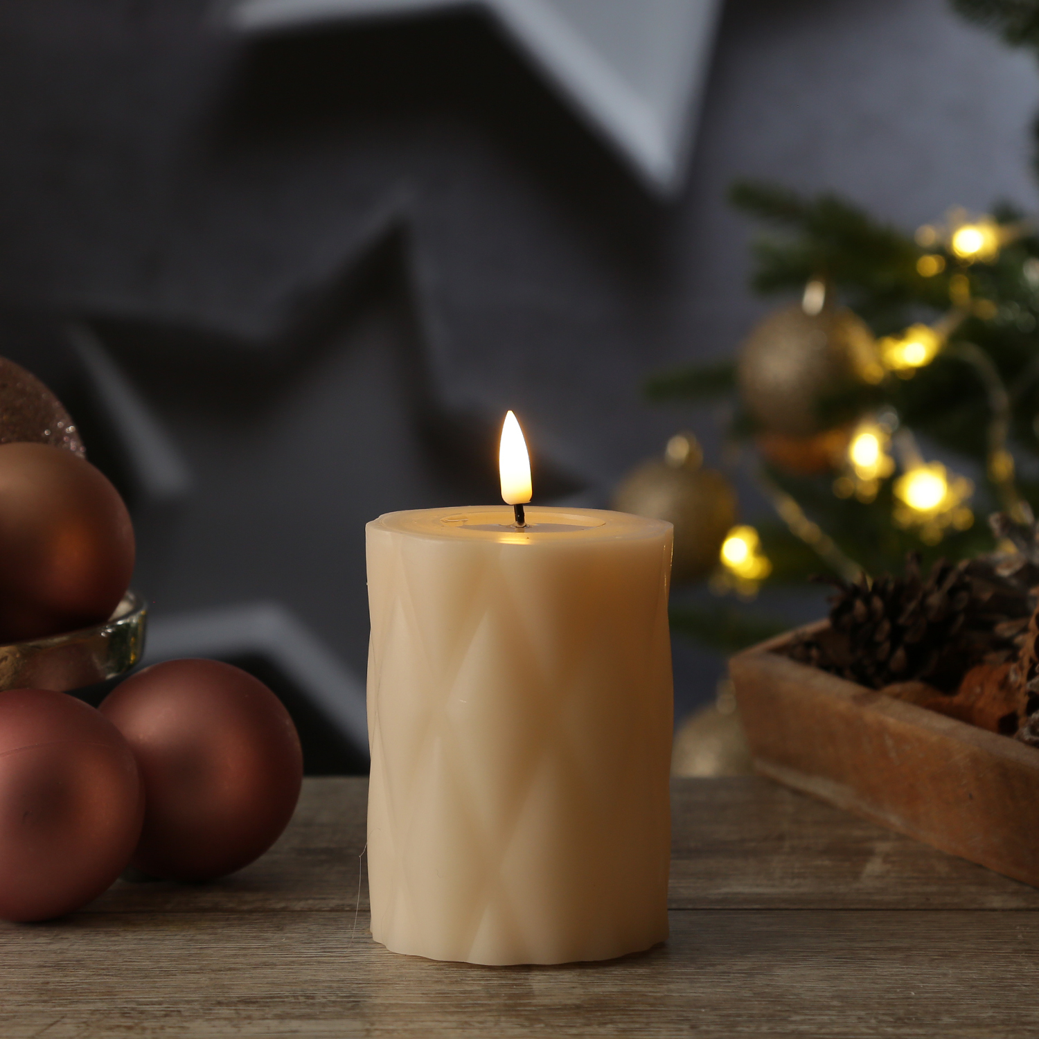 LED Stumpenkerze MIA - Rautenmuster - Echtwachs - 3D Flamme - H: 10cm - D: 7,5cm - creme