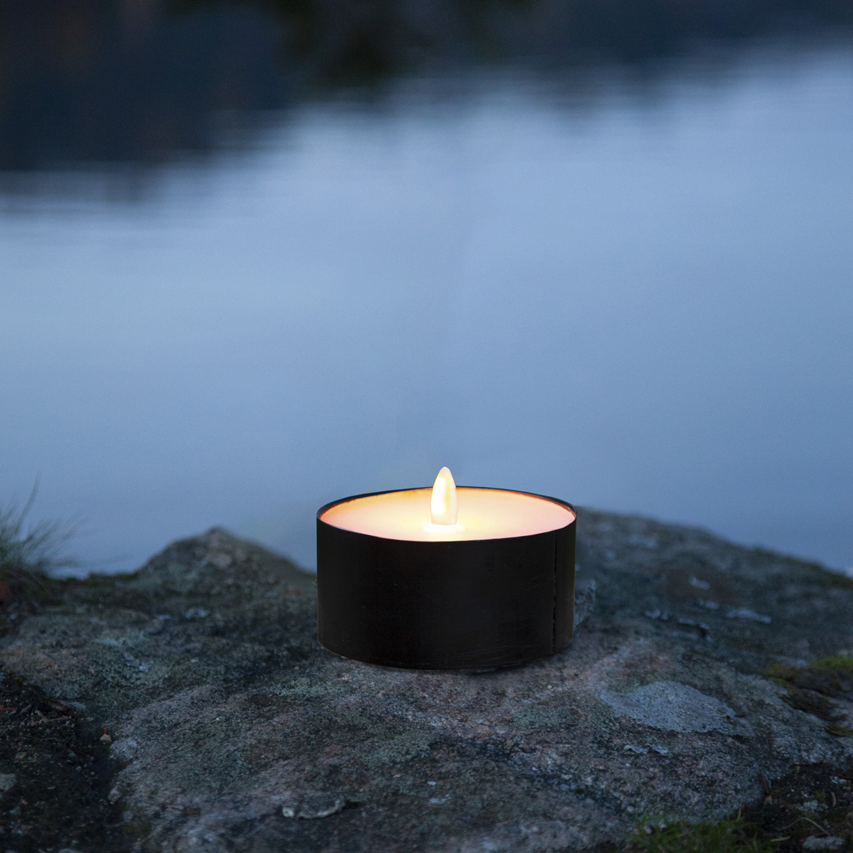 XXL LED Teelicht - gelbe LED - H: 7cm, D: 10cm  - Batteriebetrieb - Timer - Outdoor - schwarz XXL LED Teelicht - gelbe LED - H: 7cm, D: 10cm  - Batteriebetrieb - Timer - Outdoor - schwarz