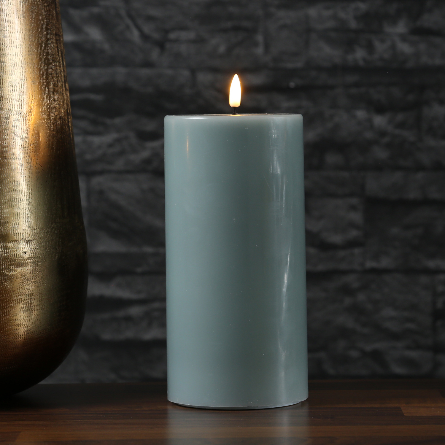 LED Stumpenkerze MIA - Echtwachs - realistische 3D Flamme - H: 20cm - D: 10cm - salbeigrün LED Stumpenkerze MIA - Echtwachs - realistische 3D Flamme - H: 20cm - D: 10cm - salbeigrün