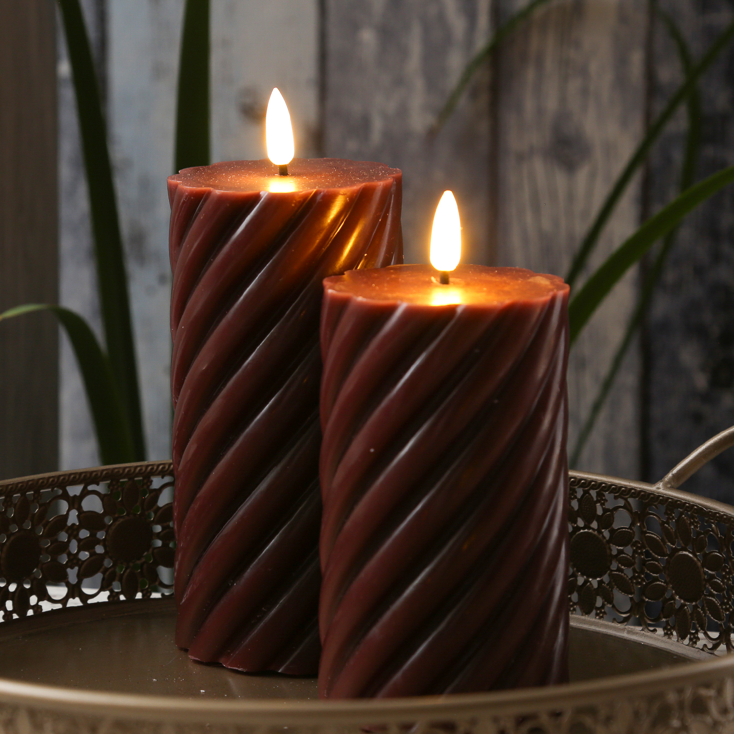 LED Stumpenkerze SWIRL - Echtwachs - warmweiße 3D Flamme - H: 15cm - Batterie - Timer - weinrot