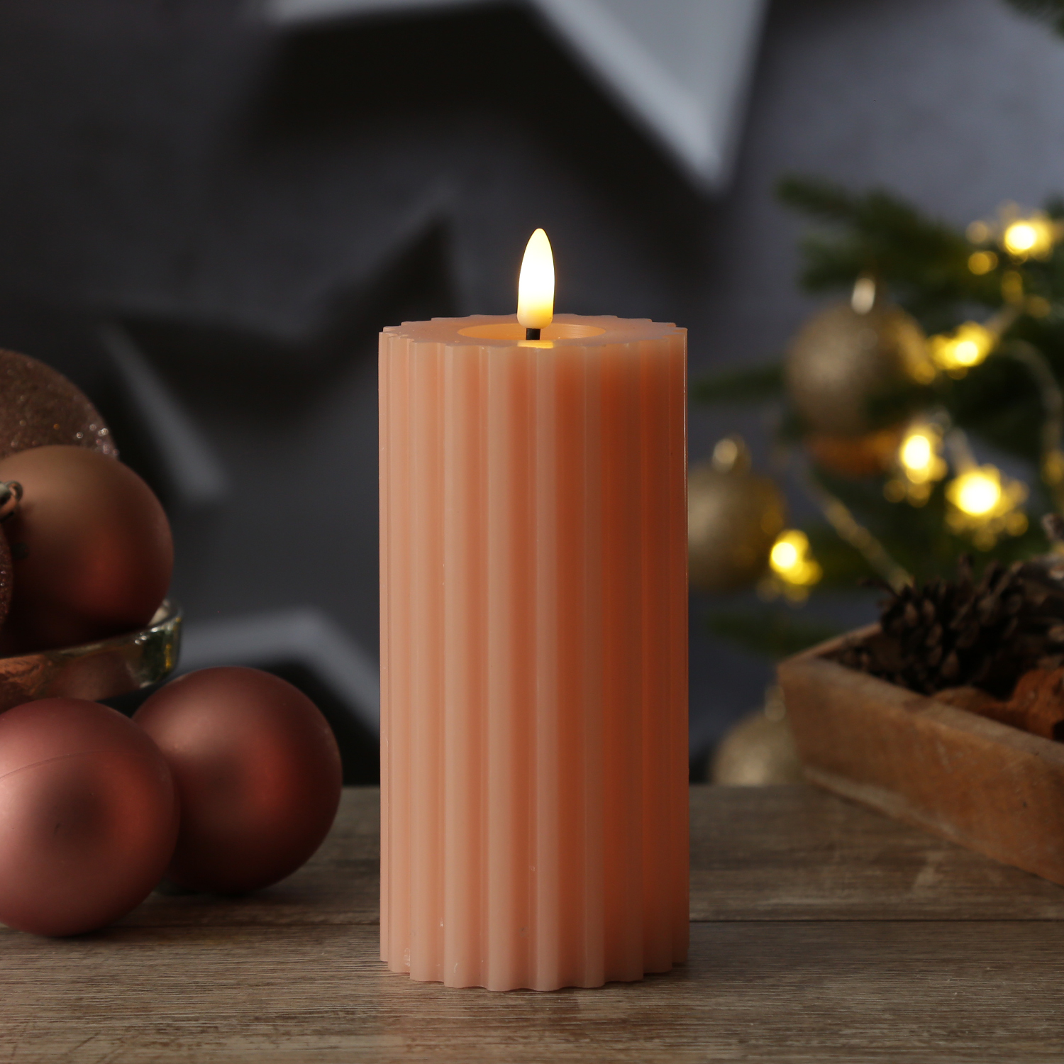 LED Kerze LIV - gerillt - Echtwachs - warmweiße 3D Flamme - H: 17,5cm - D: 7,5cm - Timer - rosa LED Kerze LIV - gerillt - Echtwachs - warmweiße 3D Flamme - H: 17,5cm - D: 7,5cm - Timer - rosa