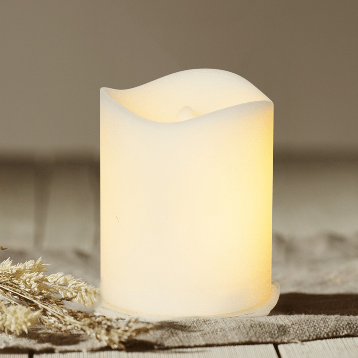 LED Stumpenkerze "Flame" - simuliert brennende Flamme - H: 7cm, D: 5cm - Batteriebetrieb - Timer LED Stumpenkerze "Flame" - simuliert brennende Flamme - H: 7cm, D: 5cm - Batteriebetrieb - Timer