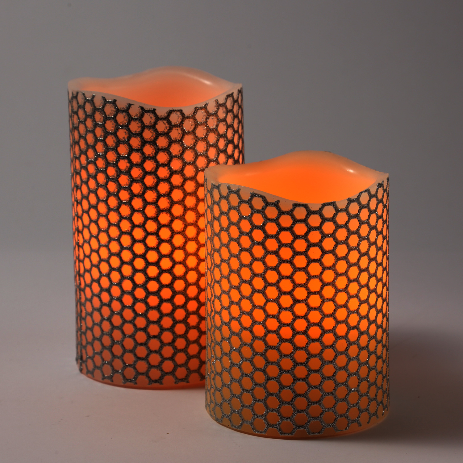 LED Kerze "Honey" - Echtwachs - gelbe LED Flamme - flackernd - D: 7,5cm, H: 12cm - silber/weiß LED Kerze "Honey" - Echtwachs - gelbe LED Flamme - flackernd - D: 7,5cm, H: 12cm - silber/weiß