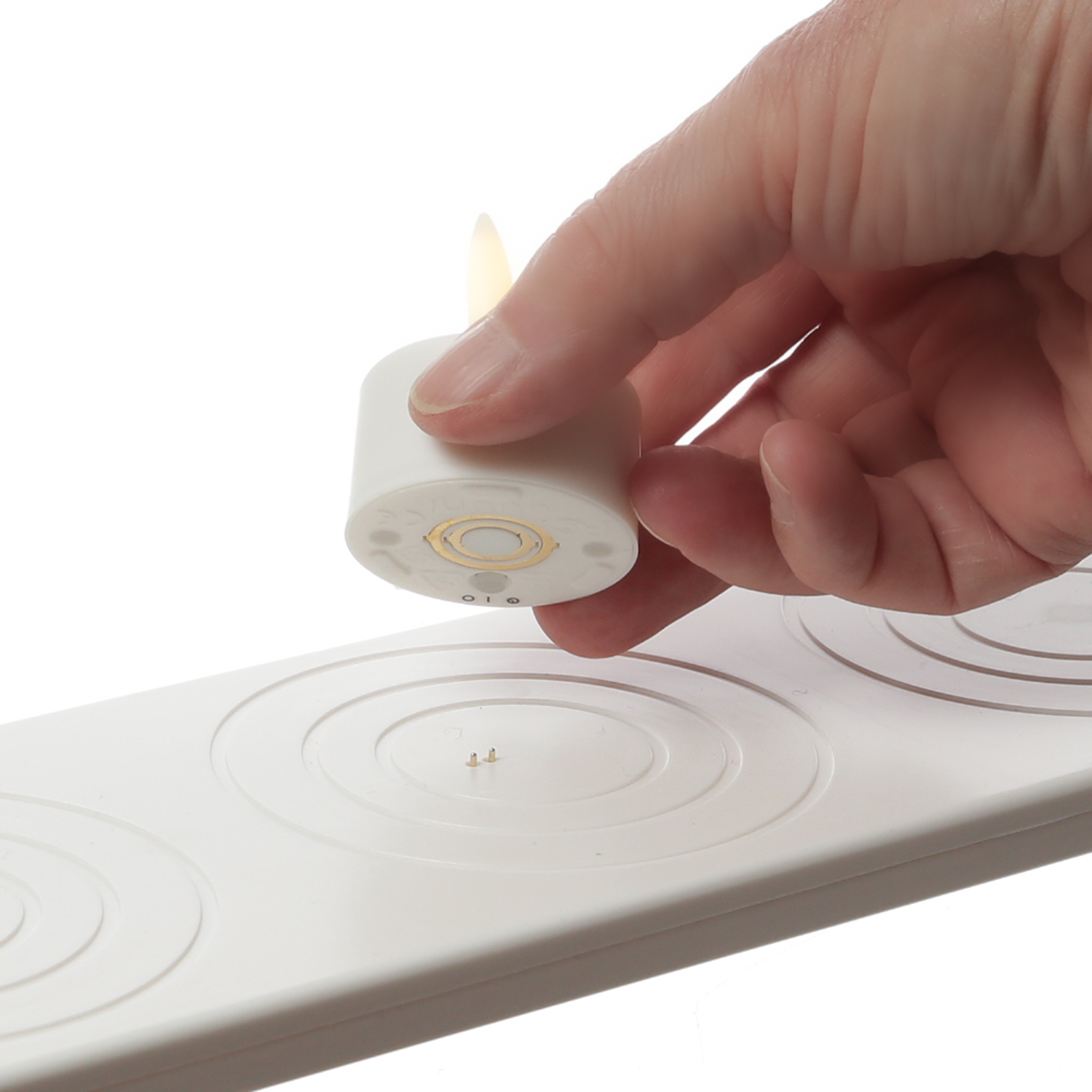 LED Mini Teelichter - 4 wiederaufladbare LED Teelichter - D: 4cm - Timer - weiß - für Außen