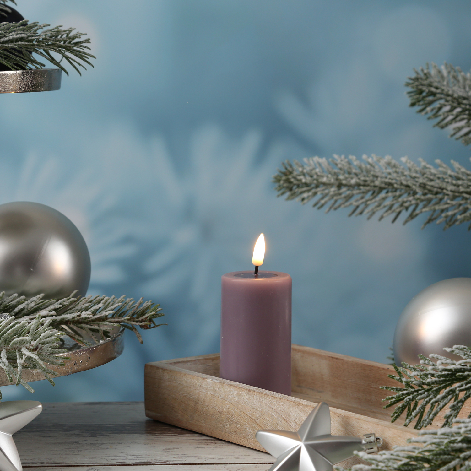 LED Stumpenkerze MIA - Echtwachs - realistische 3D Flamme - H: 10cm - D: 5cm - flieder LED Stumpenkerze MIA - Echtwachs - realistische 3D Flamme - H: 10cm - D: 5cm - flieder